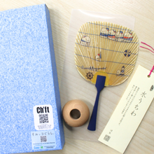 画像をギャラリービューアに読み込む, 水うちわ 豆型<br>【すみっコぐらしマリンボーダー】<br>美濃和紙<br>木製台座付き
